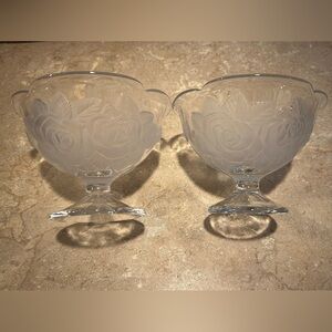 Winter Rose
by STUDIO NOVA 2 Small pedestal bowls with roses